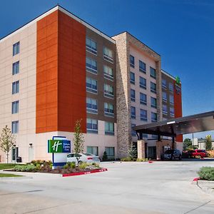 Holiday Inn Express & Suites Moore Exterior photo