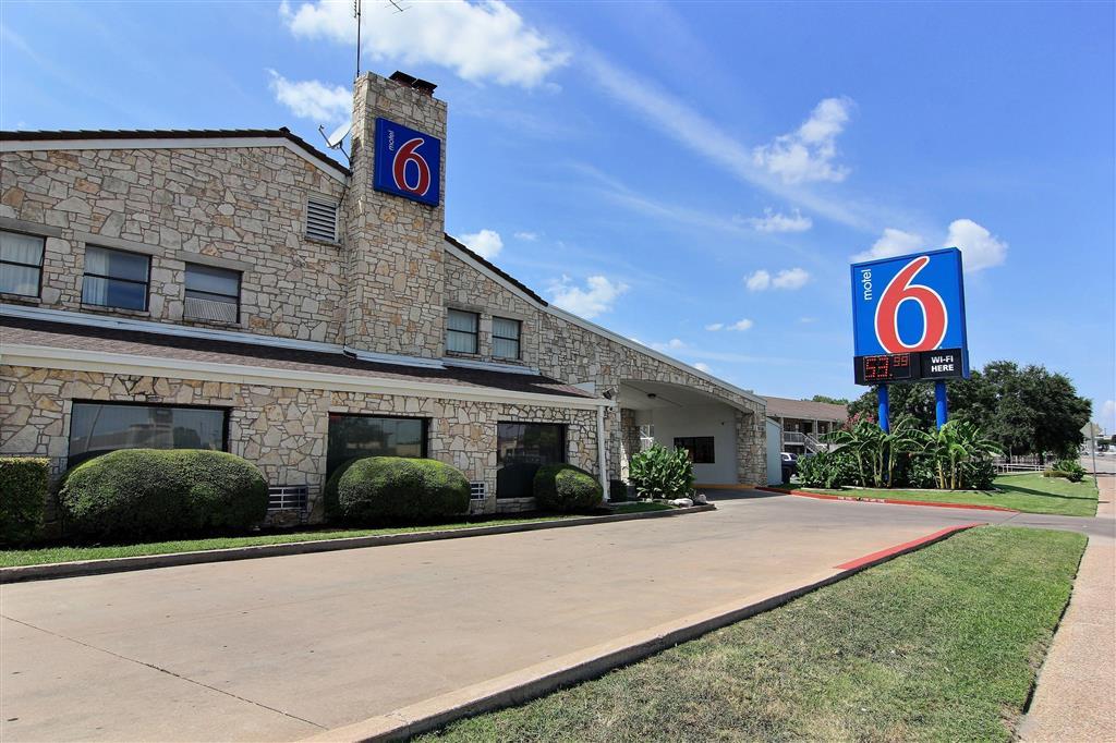 Motel 6 Austin, Tx - Central Downtown Ut Exterior foto