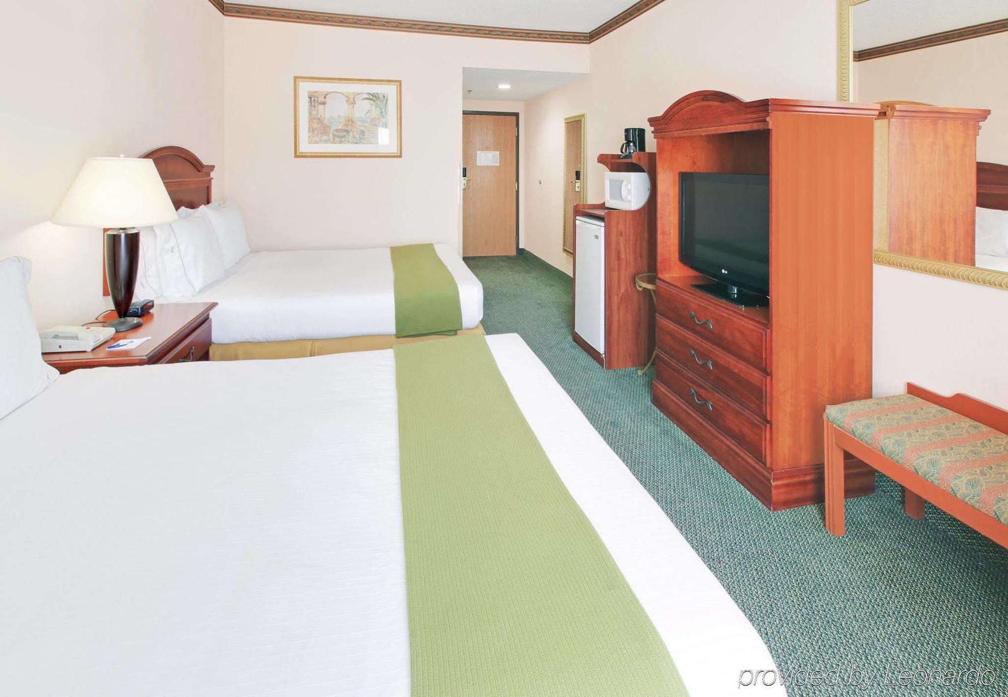 Holiday Inn Express & Suites Cleveland Habitación foto