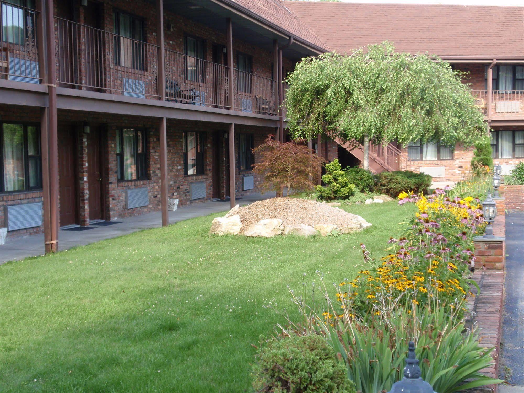 Chalet Inn & Suites Centerport Exterior foto