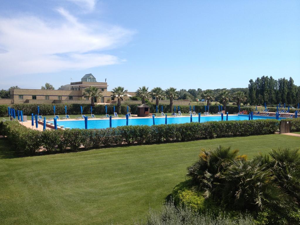 Cosmopolitan Golf & Beach Resort Tirrenia Exterior foto